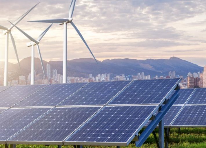 Conda_photovoltaik_windkraft_pv_wind_berge_stadt-1024x512