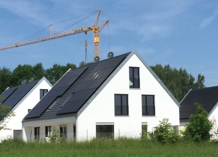 Dach_Wohnhaus_Effizienzhaus-Plus-Siedlung_Q_Baywa_AG-1024x512