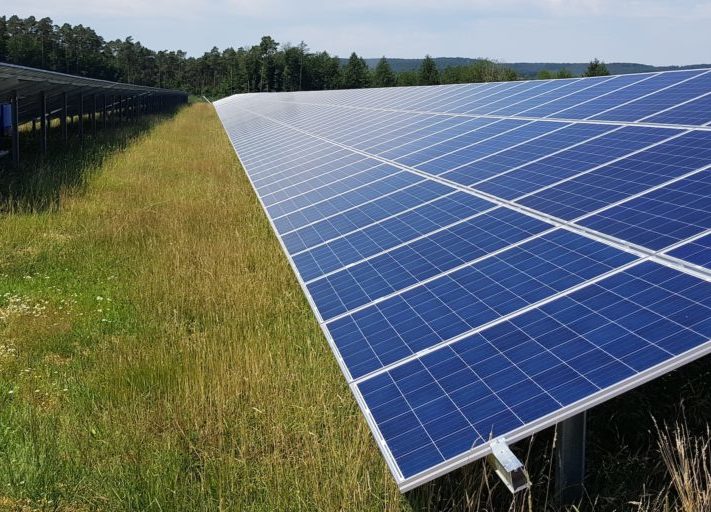 Photovoltaik_Solarmodul_sommer_sonne_PV_freiflaechenanlage_WES_Energy_gruen-1024x512