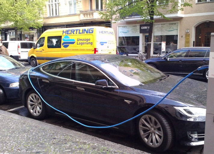 Laden_Elektroauto_Ladepunkt_Berlin_Deutschland-1024x512