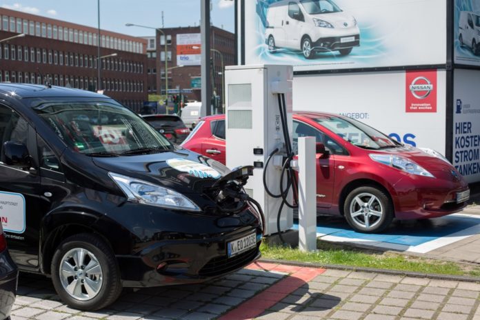 Nissan_Leaf_und_Nissan_e_