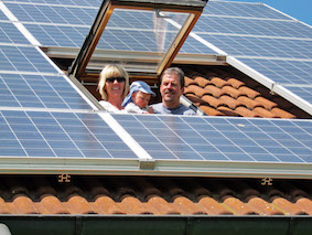 solarstrom_familie_dachfenster_grammer_solar_r_ettl_72dpi_01