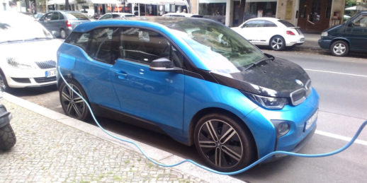 BMW-Elektroauto_Ladestation_Berlin_Deutschland-1024x512