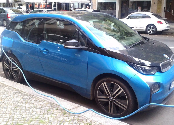 BMW-Elektroauto_Ladestation_Berlin_Deutschland-1024x512