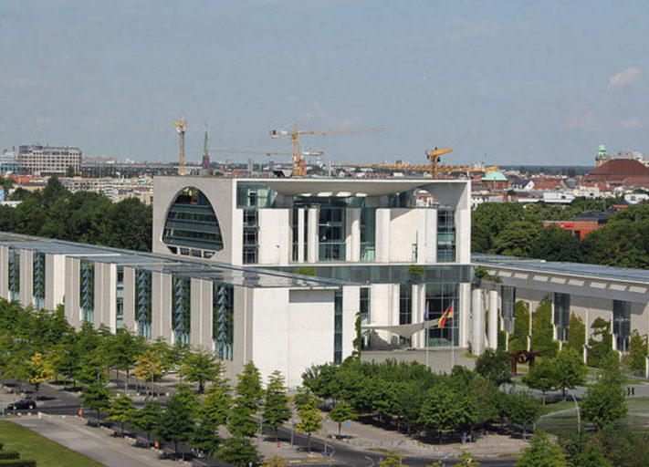 Kanzleramt_Berlin_wikimedia-1024x512