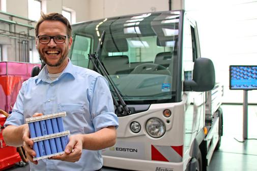 Scaba-Finanzchef-Marco-Zichner-zeigt-imInstitut-fuer-Leichtbau-und-Kunststofftechnik-ILK-der-TU-Dresden-wie-die-Dresdner-Batterien-aufgeb