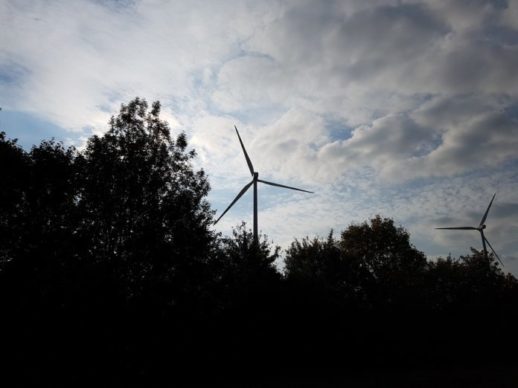 Windrad-vor-Wolken-696x522