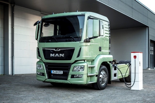 MAN presents a study for an electrical semitrailer tractor at the IAA 2016.
DE:
MAN zeigt eine Elektro-Studie einer Sattelzugmaschine auf der IAA 2016.
UK:
MAN presents a study for an electrical semitrailer tractor at the IAA 2016.