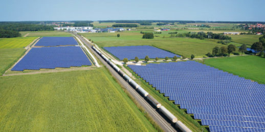 Naturstrom_Solarparks_Windkraft_am_Horizont_Schienenweg