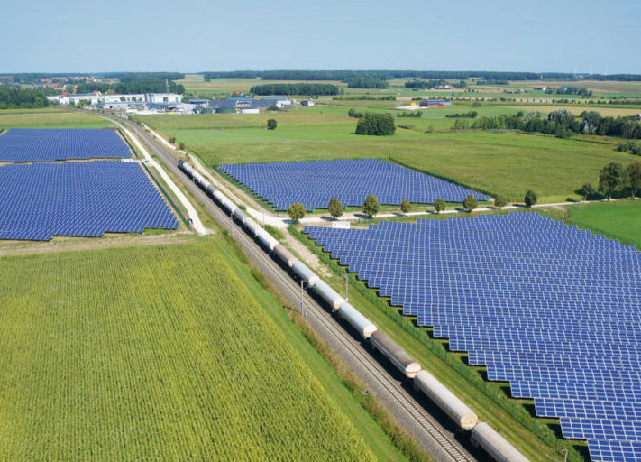 Naturstrom_Solarparks_Windkraft_am_Horizont_Schienenweg