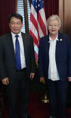Alabama Gov. Kay Ivey congratulates Soon Kwon, global president of the LG B2B (Business-to-Business) Company, for LG Electronics plans to establish a new solar module assembly plant in Huntsville. (PRNewsfoto/LG Electronics USA)