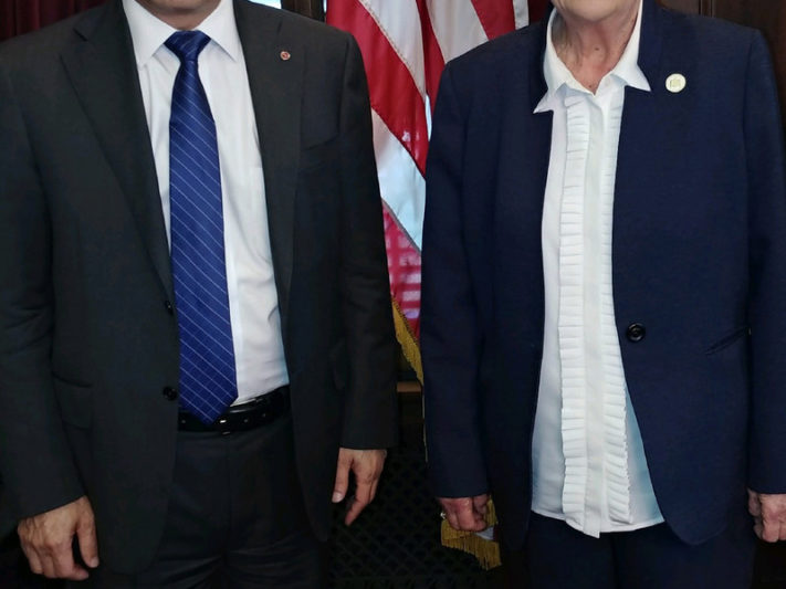 Alabama Gov. Kay Ivey congratulates Soon Kwon, global president of the LG B2B (Business-to-Business) Company, for LG Electronics plans to establish a new solar module assembly plant in Huntsville. (PRNewsfoto/LG Electronics USA)