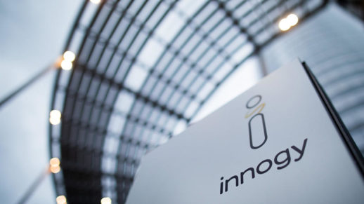 ARCHIV - 12.03.2018, Nordrhein-Westfalen, Essen: Das Logo von Innogy ist vor der Bilanzpressekonferenz vor der Konzernzentrale zu sehen. Die RWE-Tochter Innogy hat ihren latenten Widerstand gegen die eigene Zerschlagung aufgegeben. Sie werde die zügige Umsetzung der geplanten Transaktion zwischen RWE und dem Branchenkollegen Eon unterstützen, teilten die drei beteiligten Unternehmen am späten Mittwochabend mit. Foto: Rolf Vennenbernd/dpa +++ dpa-Bildfunk +++