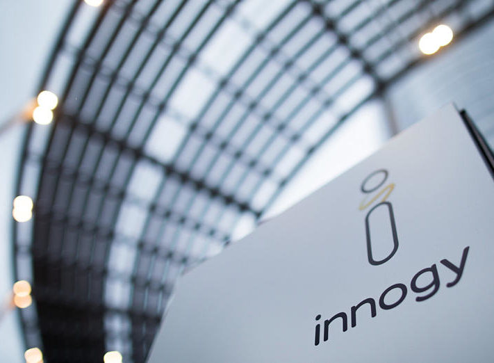 ARCHIV - 12.03.2018, Nordrhein-Westfalen, Essen: Das Logo von Innogy ist vor der Bilanzpressekonferenz vor der Konzernzentrale zu sehen. Die RWE-Tochter Innogy hat ihren latenten Widerstand gegen die eigene Zerschlagung aufgegeben. Sie werde die zügige Umsetzung der geplanten Transaktion zwischen RWE und dem Branchenkollegen Eon unterstützen, teilten die drei beteiligten Unternehmen am späten Mittwochabend mit. Foto: Rolf Vennenbernd/dpa +++ dpa-Bildfunk +++