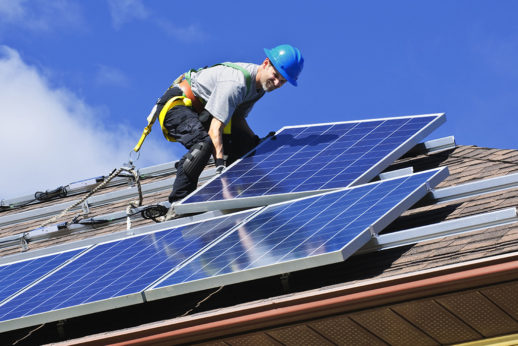 alternative,reihen,blau,tragen,zellen,elektrisch,energie,generation,dynamo,generatoren,gruen,gitter,einrichten,installation,installateur,hebend,maennlich,mann,forum,menschen,person,photovoltaik,erneuerbare,dach,solar,solarpaneel,arbeiter,arbeitend