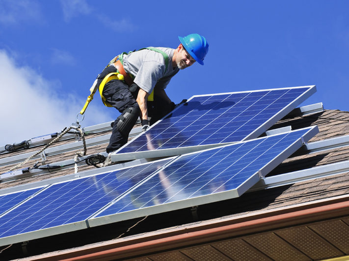 alternative,reihen,blau,tragen,zellen,elektrisch,energie,generation,dynamo,generatoren,gruen,gitter,einrichten,installation,installateur,hebend,maennlich,mann,forum,menschen,person,photovoltaik,erneuerbare,dach,solar,solarpaneel,arbeiter,arbeitend
