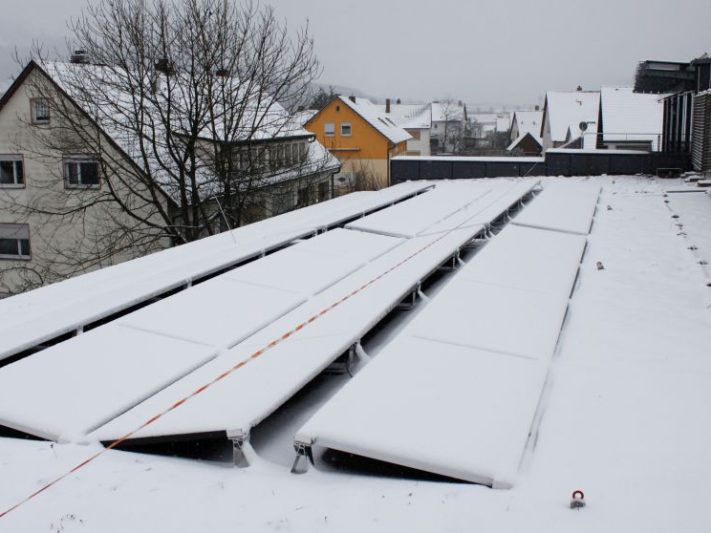 IBC-Solar-Schnee-auf-Flachdach