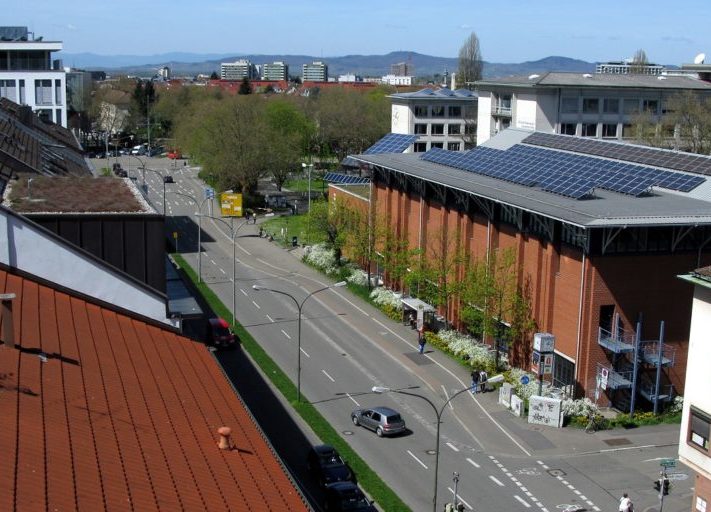 Friedrichstraße_in_Freiburg_Wikipedia_Andreas_Schwarzkopf-1024x512