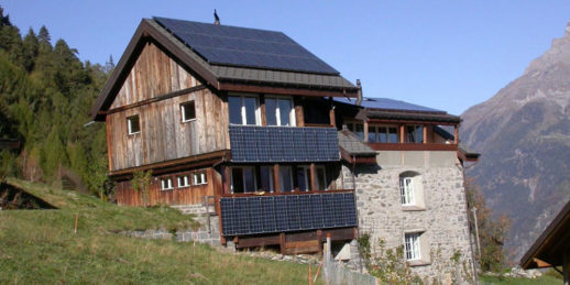 Schweiz_Dachanlage_Photovoltaik_Berge