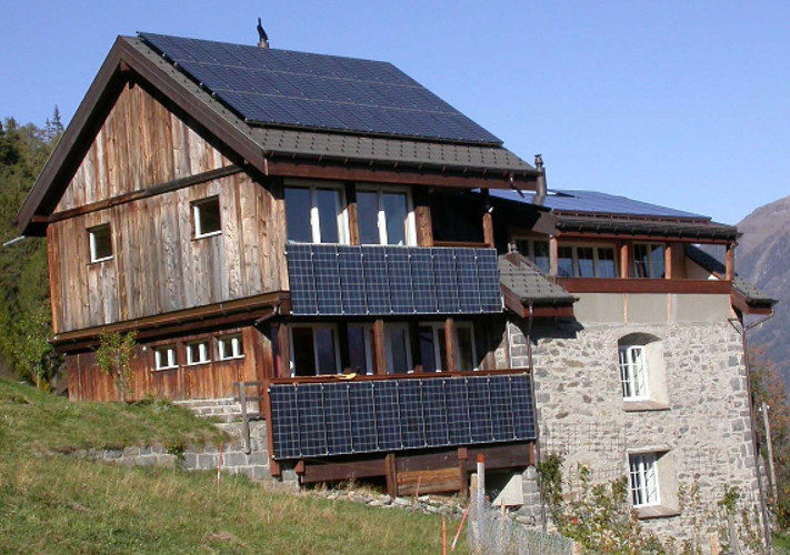 Schweiz_Dachanlage_Photovoltaik_Berge