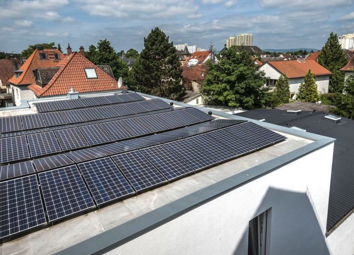 flachdach_dachanalage_photovoltaik_panasonic_heike_rost-1024x512
