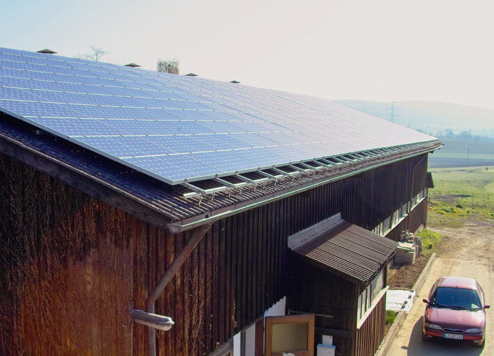 Fraunhofer_ISE-Photovoltaik-Anlage_Scheune_Deutschland-1024x512