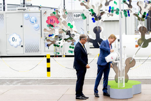 2019-06-26 12:42:14 VEENDAM - Koning Willem-Alexander bij de opening van de groene waterstofinstallatie Hystock van Gasunie. In de installatie waterstofinstallatie worden duurzame (zonne-)energie en groene stroom van het net gebruikt om water om te zetten in waterstof en zuurstof. ANP ROYAL IMAGES PATRICK VAN KATWIJK