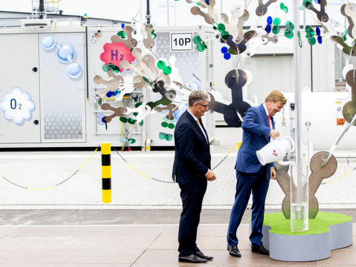 2019-06-26 12:42:14 VEENDAM - Koning Willem-Alexander bij de opening van de groene waterstofinstallatie Hystock van Gasunie. In de installatie waterstofinstallatie worden duurzame (zonne-)energie en groene stroom van het net gebruikt om water om te zetten in waterstof en zuurstof. ANP ROYAL IMAGES PATRICK VAN KATWIJK