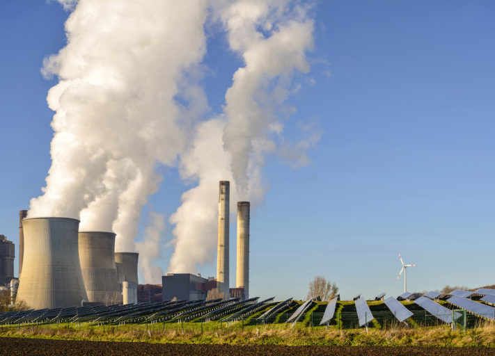 kohle-photovoltaik-schornsteine-schlote-wind_Fotolia_59295602_L-2-1024x512