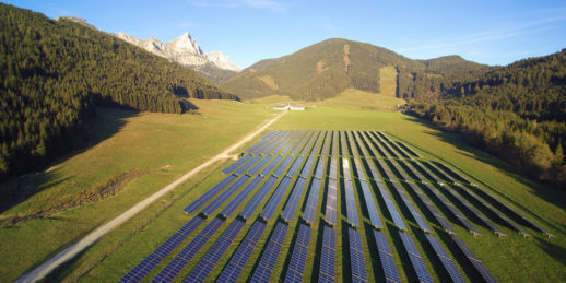 Photovoltaik-Freiflaeche_Oesterreich_Berge-518x259
