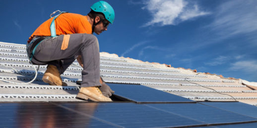 Installation-Photovoltaik-Anlage_Frankreich_Elsass_c_ilfede-123RF-1024x512