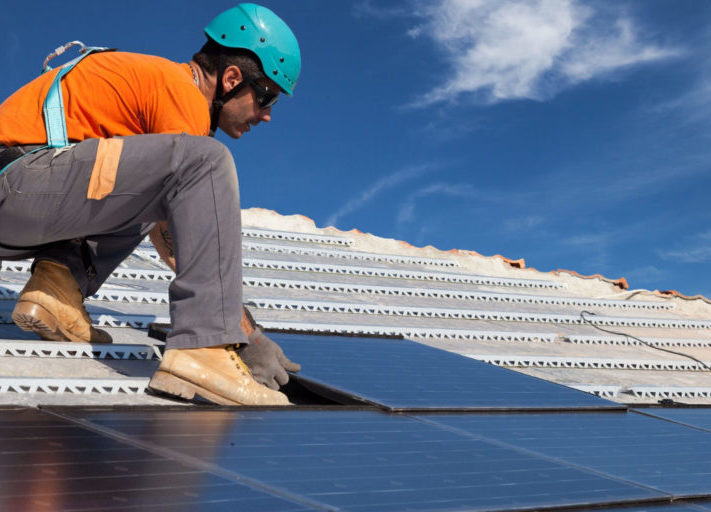 Installation-Photovoltaik-Anlage_Frankreich_Elsass_c_ilfede-123RF-1024x512
