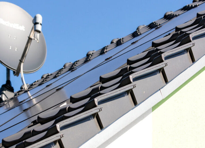 Creaton_Indachsystem_Photovoltaik_Sonnenstromfabrik_Renusol_Enphase-1024x512