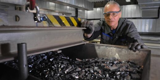 Solarworld_recycling_produktion_scherben_solarzellen-1024x512