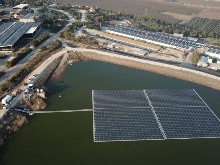Eine schwimmende Photovoltaikanlage mit 1.300 Modulen in Israel.