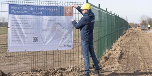 EnBW-Mitarbeiter-Michael-Matthes-befestigt-das-Bauschild-vor-Ort_KLE_5237-a-e1584366619952-1024x512