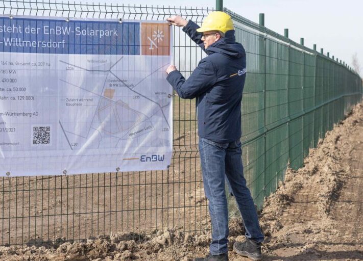 EnBW-Mitarbeiter-Michael-Matthes-befestigt-das-Bauschild-vor-Ort_KLE_5237-a-e1584366619952-1024x512