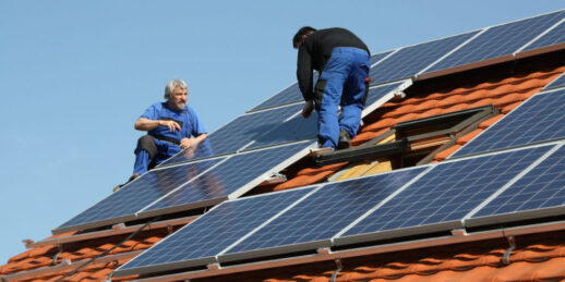 handwerker_installation_photovoltaik_dachanlage_Fotolia_21902654_L-2-e1521563749356-1024x512