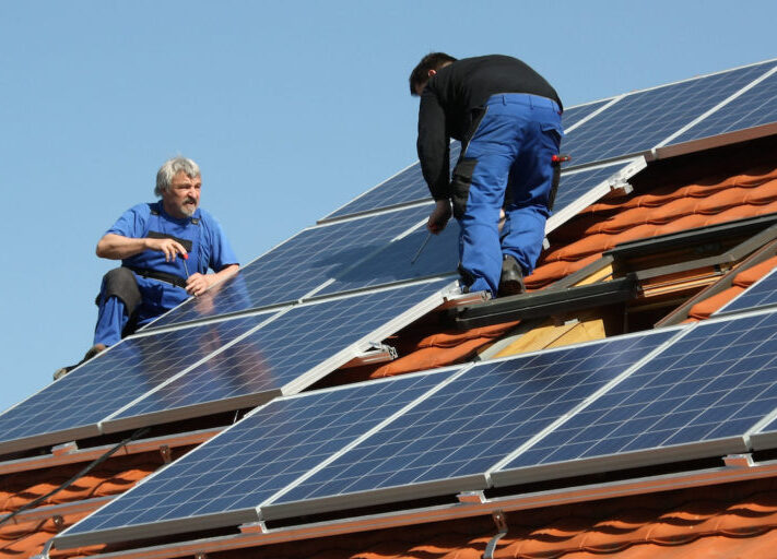 handwerker_installation_photovoltaik_dachanlage_Fotolia_21902654_L-2-e1521563749356-1024x512