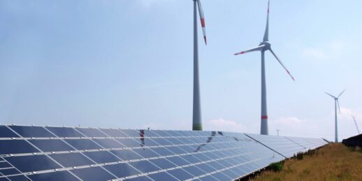 Armin_Kübelbeck_CC-BY-SA_Wikimedia_wind_solar_photovoltaik-1024x512