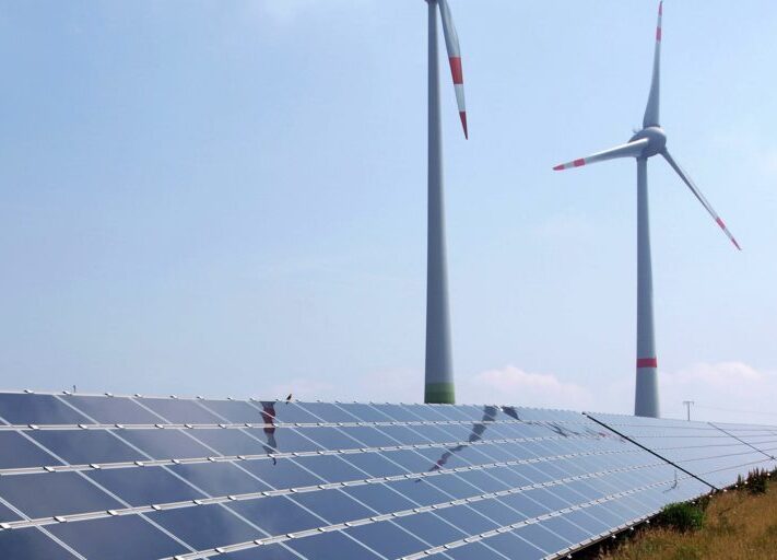 Armin_Kübelbeck_CC-BY-SA_Wikimedia_wind_solar_photovoltaik-1024x512