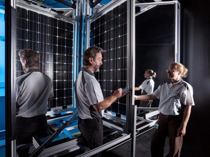 New test ste-up for calibration of bifacial PV modules developed by Fraunhofer ISE. ©Fraunhofer ISE