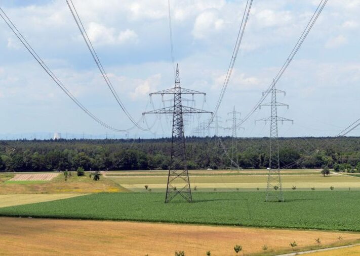 Office-Freileitung-im-Höchstspannungsnetz-bei-Bruchsal-1024x507