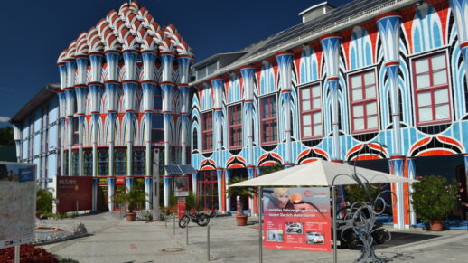 Das vom Wiener Künstler Ernst Fuchs gestaltete Hotel in St. Veit an der Glan ist Miteigentum der Stadt. Eine Solaranlage wäre damit förderungsfähig - gäbe es sie nicht schon längst.