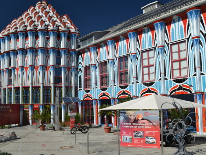 Das vom Wiener Künstler Ernst Fuchs gestaltete Hotel in St. Veit an der Glan ist Miteigentum der Stadt. Eine Solaranlage wäre damit förderungsfähig - gäbe es sie nicht schon längst.