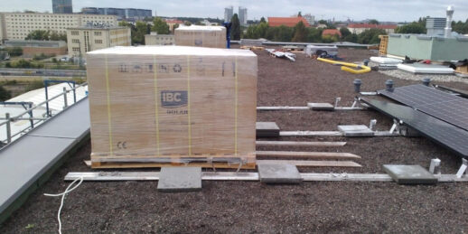 Installation_PV_Dachanlage_Mieterstrom_Berlin_Dachanlage_Module_Gestelle_IBC_Solar-1024x512