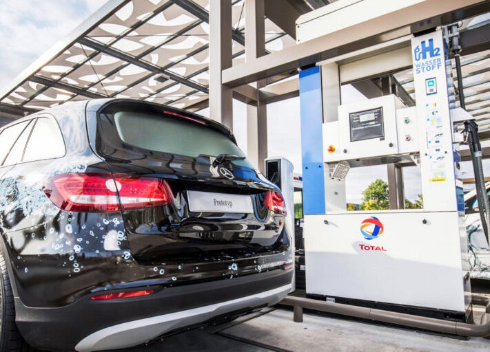 Wasserstofftankstelle_Total_Daimler_Karlsruhe_Deutschland-1024x512