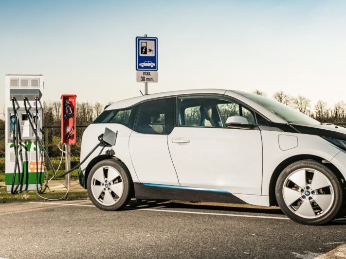 shell-bmw-i3-charging-station-e1500303336177_large