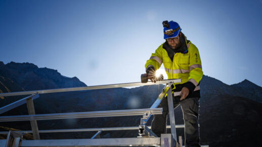 Ein Arbeiter montiert Solar-Paneele. Würde man in der Schweiz jetzt offensiv Solar-Energie fördern, könnten 14'000 Arbeitsplätze geschaffen werden. Eine kurze Anlehre würde reichen. Dadurch käme die Schweiz den Klimazielen näher und würde die Arbeitslosigkeit senken, findet die Stiftung SES (Archiv)
