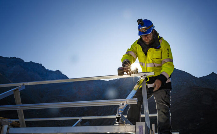 Ein Arbeiter montiert Solar-Paneele. Würde man in der Schweiz jetzt offensiv Solar-Energie fördern, könnten 14'000 Arbeitsplätze geschaffen werden. Eine kurze Anlehre würde reichen. Dadurch käme die Schweiz den Klimazielen näher und würde die Arbeitslosigkeit senken, findet die Stiftung SES (Archiv)